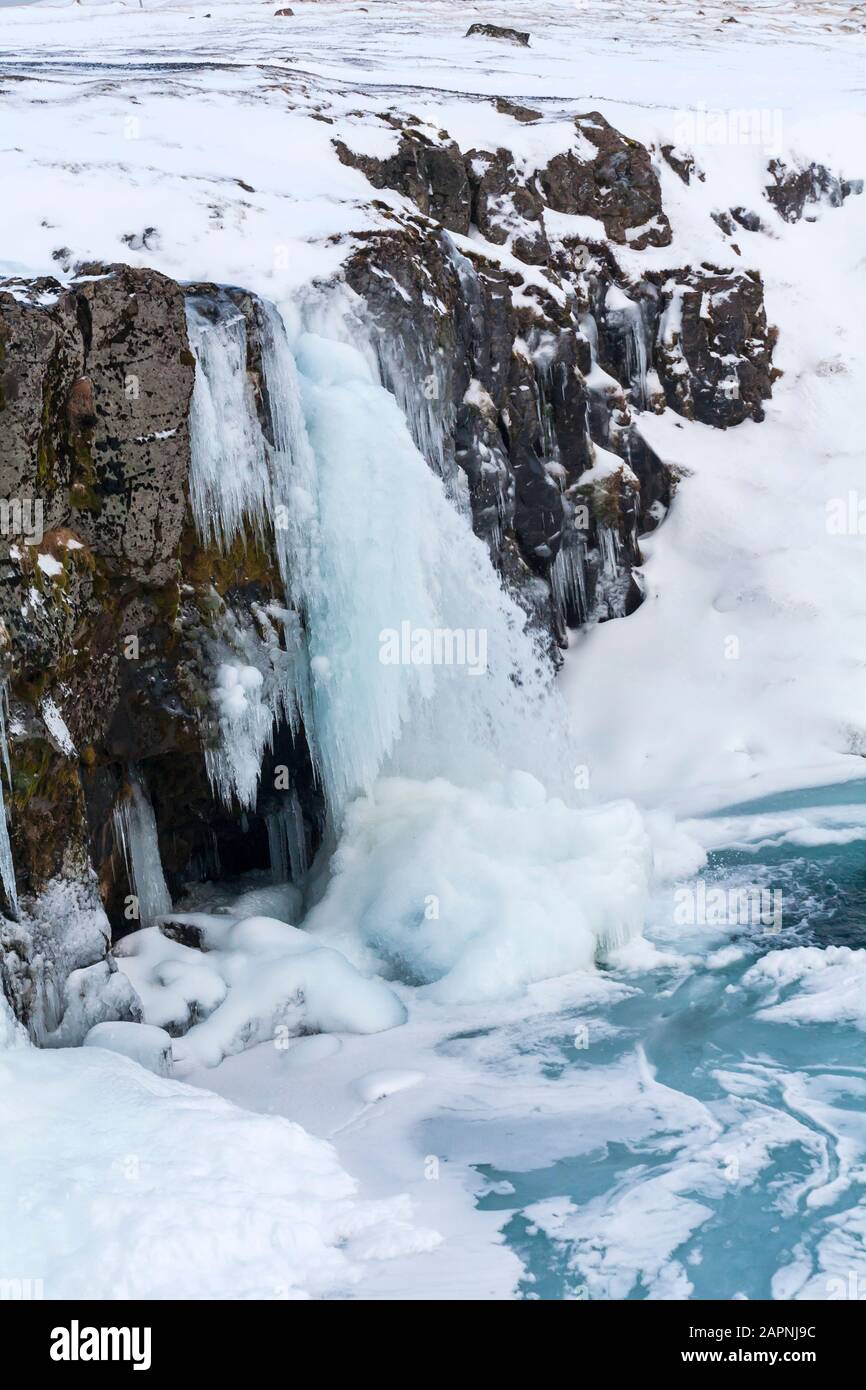 L'eau congelée à cascade chute d'Kirkjufellsfoss Kirkjufell à Grundarfjordur, Pensinsula de Snæfellsnes, dans l'ouest de l'Islande sur froide journée d'hiver Février Banque D'Images
