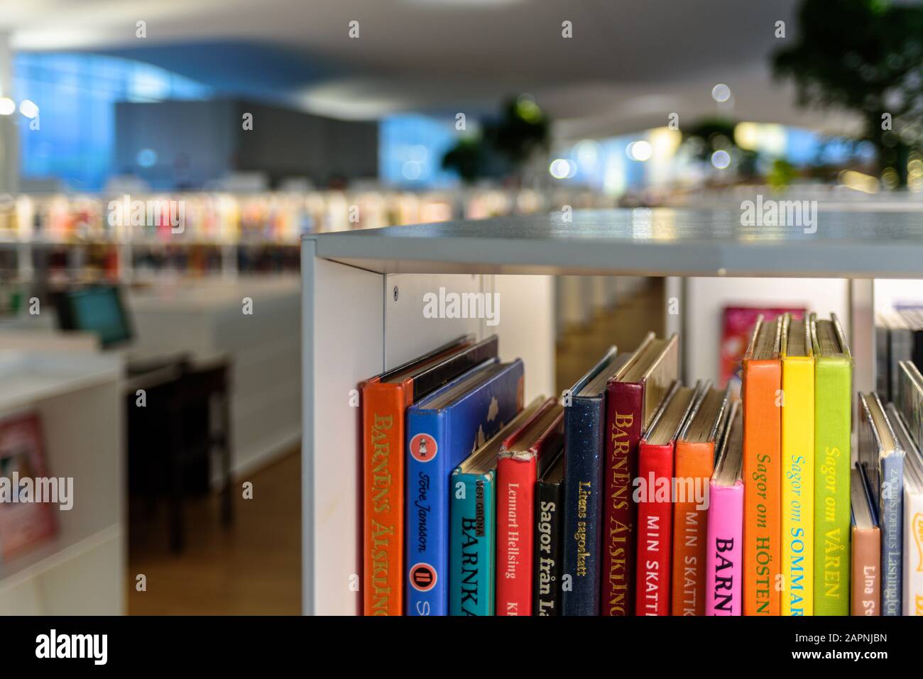 Helsinki, FINLANDE - 28 décembre 2019 : Bibliothèque centrale d'Helsinki Oodi - Bibliothèque moderne. Intérieur, espace de lecture avec beaucoup de livres et de chaises Banque D'Images