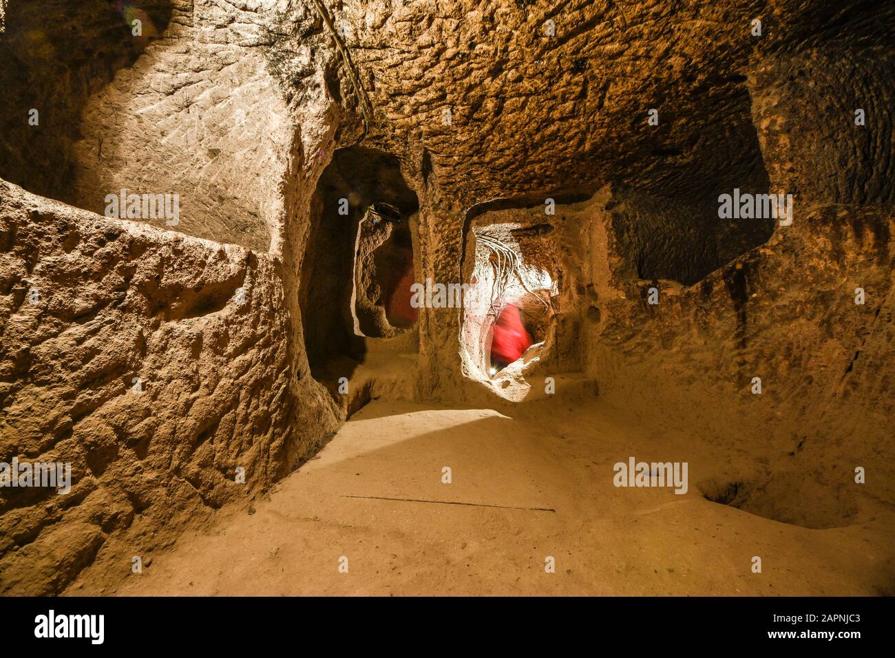La ville souterraine de Derinkuyu est une ancienne ville grotte à plusieurs niveaux en Cappadoce, en Turquie. Pierre utilisée comme porte dans la vieille ville souterraine Banque D'Images