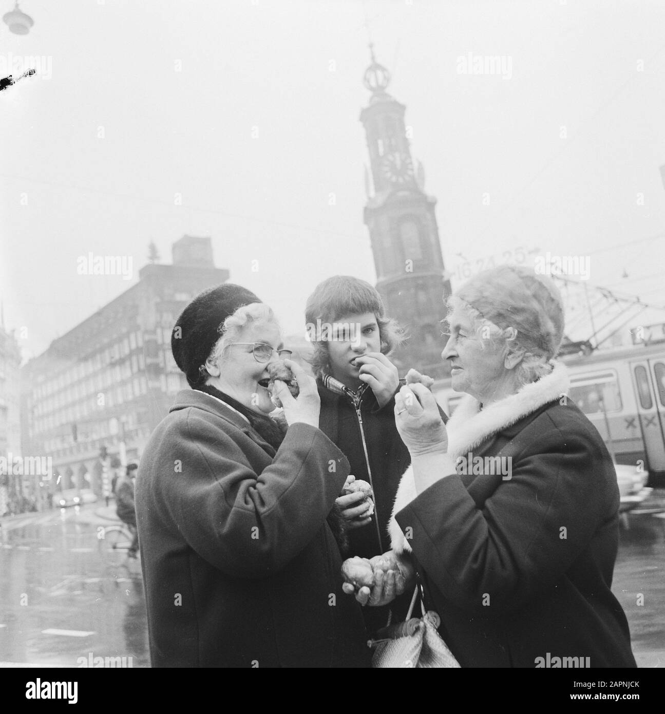 Nourriture Oilbollen Trois amoureux mangent une ampoule d'huile Date: 28 décembre 1973 mots clés: Oilbollen Banque D'Images