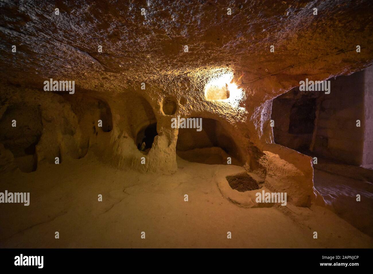 La ville souterraine de Derinkuyu est une ancienne ville grotte à plusieurs niveaux en Cappadoce, en Turquie. Pierre utilisée comme porte dans la vieille ville souterraine Banque D'Images
