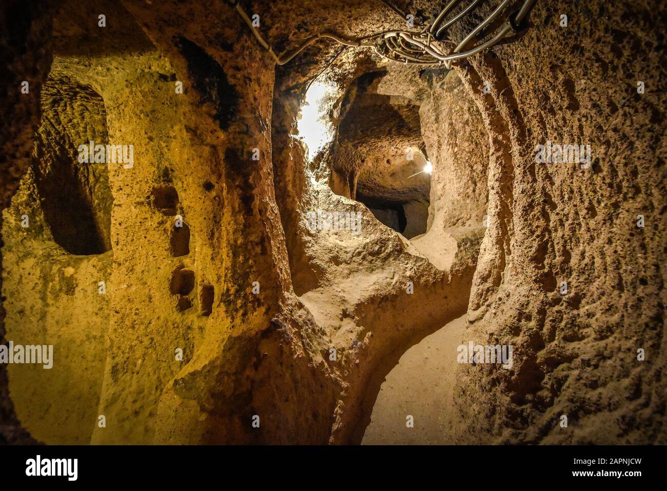 La ville souterraine de Derinkuyu est une ancienne ville grotte à plusieurs niveaux en Cappadoce, en Turquie. Pierre utilisée comme porte dans la vieille ville souterraine Banque D'Images