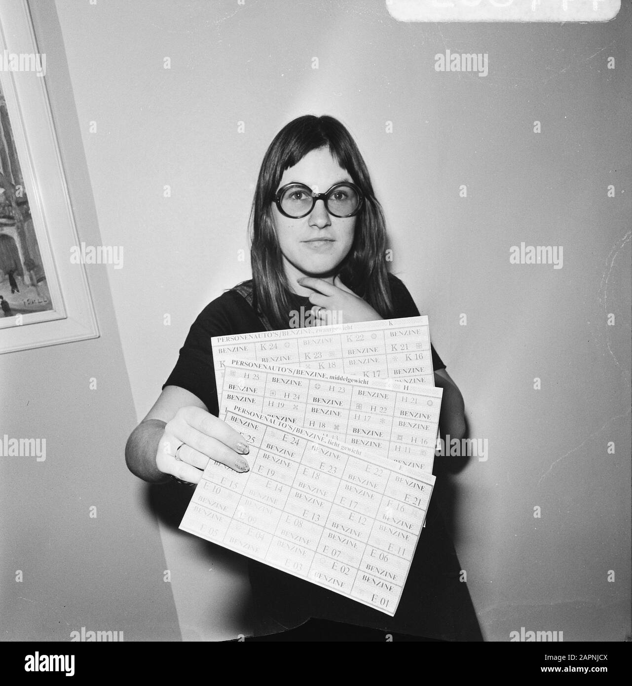 Cartes de bons pour la distribution de l'essence UNE jeune femme montre les cartes de reçus Date: 7 décembre 1973 mots clés: Bezinedistribution, boycott du pétrole, crise du pétrole Banque D'Images