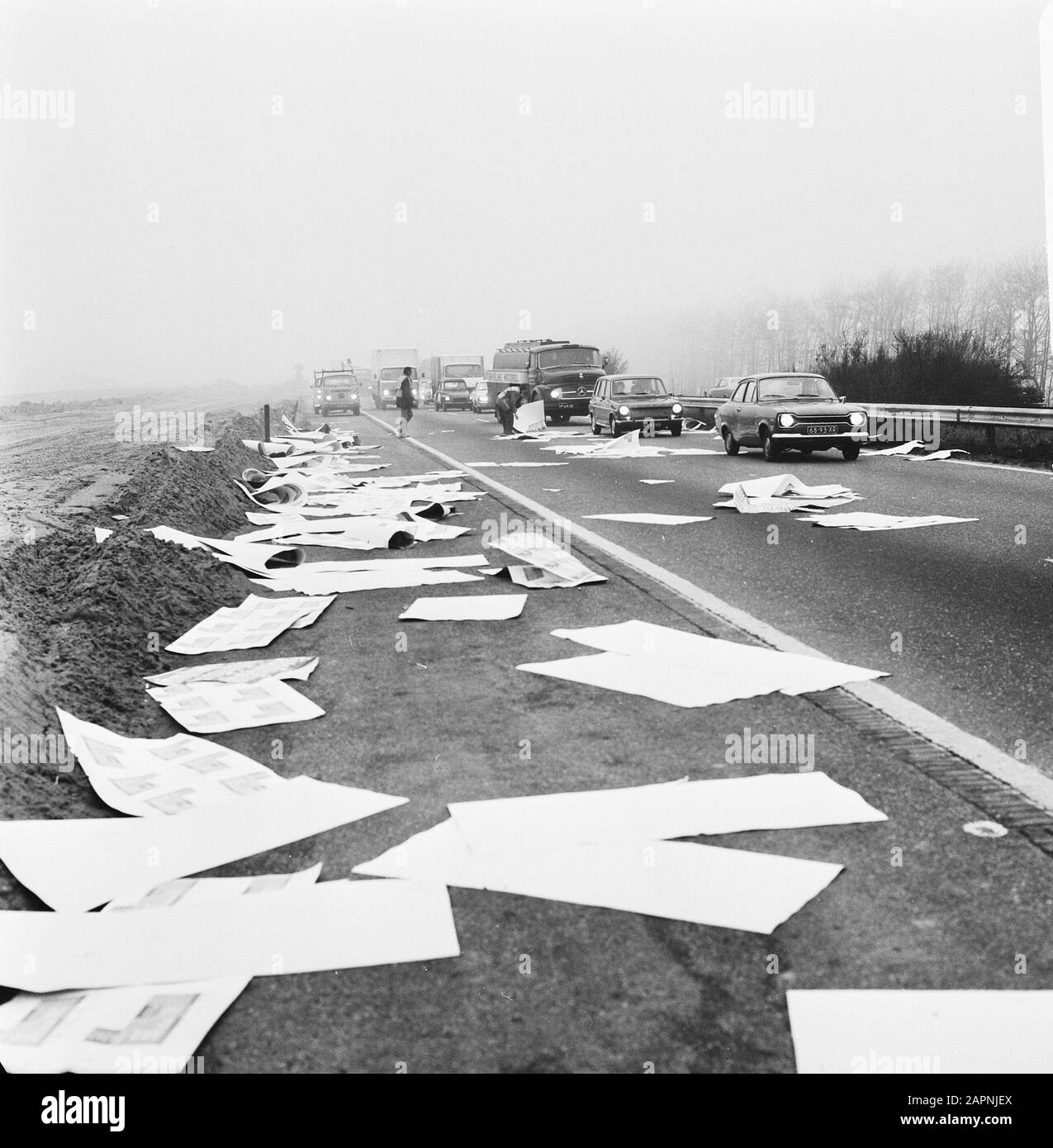Matériel d'impression perdu sur la route entre Amsterdam et la Haye bande de vol pleine de matière imprimée Date: 7 mars 1974 lieu: Zuid-Holland mots clés: Imprimer, autoroutes Banque D'Images