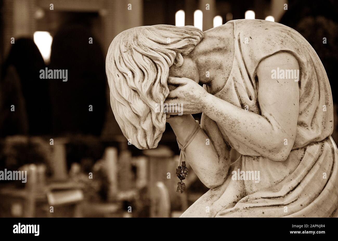 Sculpture d'une femme pleurant sur une tombe Banque D'Images