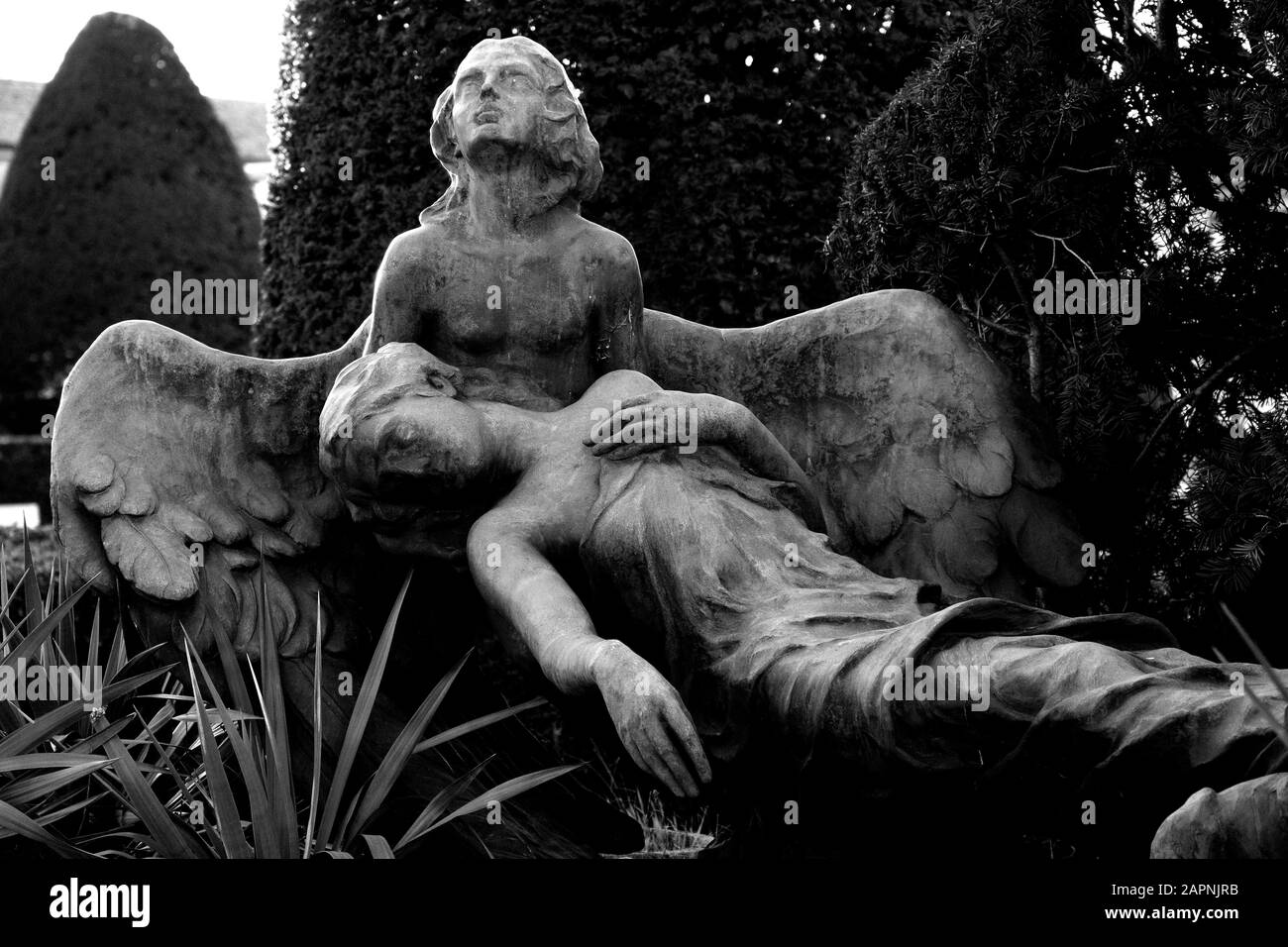 Sculpture d'un ange portant une femme morte sur sa tombe Banque D'Images