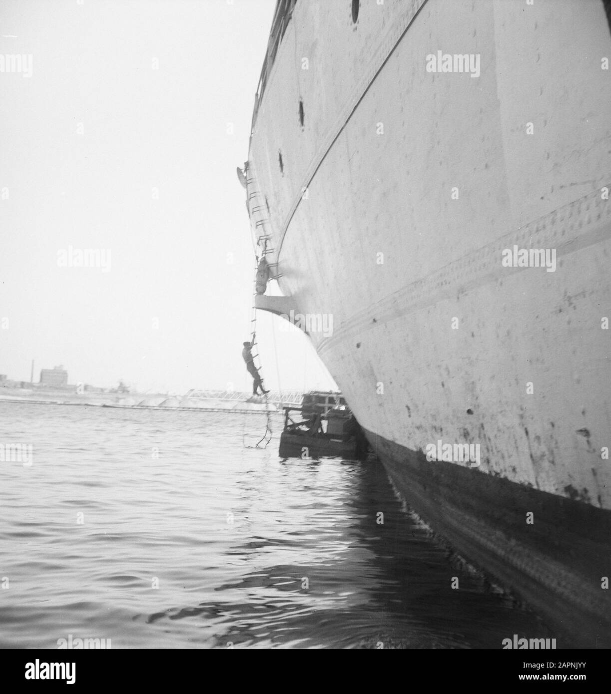 Homme sur l'échelle de corde sur le navire latéral Date : 19 septembre 1947 mots clés : navires Banque D'Images