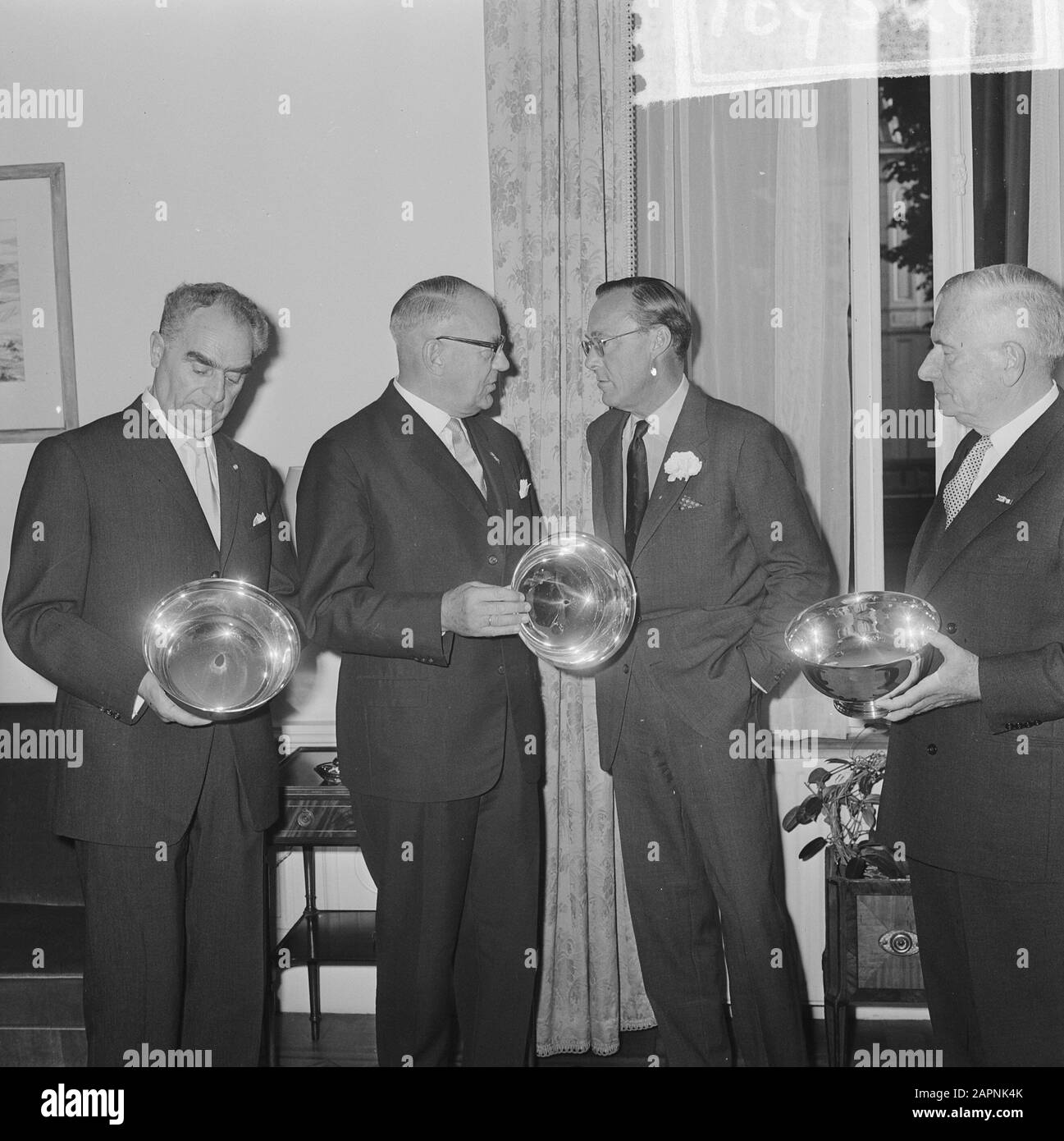 Cérémonie de remise des prix Peter Stuyvesant dans l'entreprise House America a remis à m.. Fisher à la Haye, M. r.n.n. H. Drugin (breederfabriek), dr. J. Meynen Date : 28 Septembre 1964 Lieu : La Haye, Pays-Bas Zuid-Holland Mots Clés : Anefo Banque D'Images