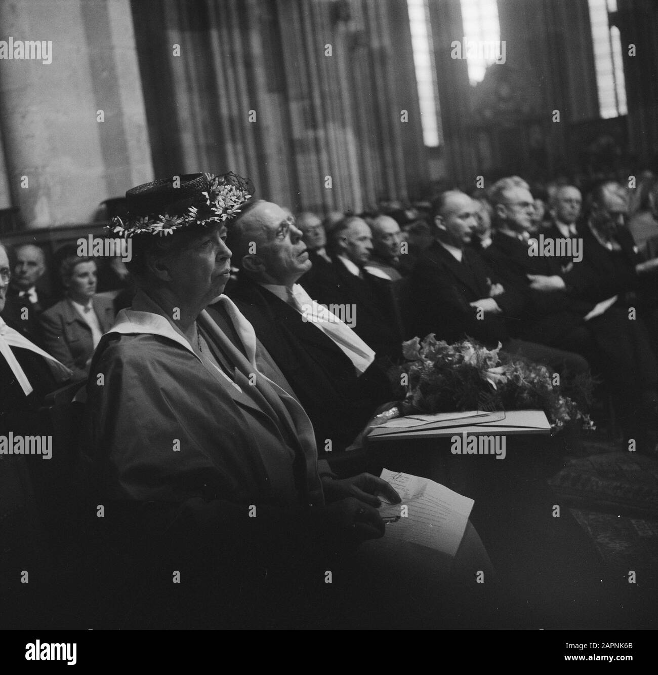 En présence de la famille royale Eleanor Roosevelt reçoit un doctorat honorifique (docteur honoris causa) en droit à l'Université d'Utrecht. Dans la Domkerk Date: 20 avril 1948 lieu: Utrecht (ville) mots clés: Promotions d'honneur, églises Nom personnel: Roosevelt, Eleanor Banque D'Images