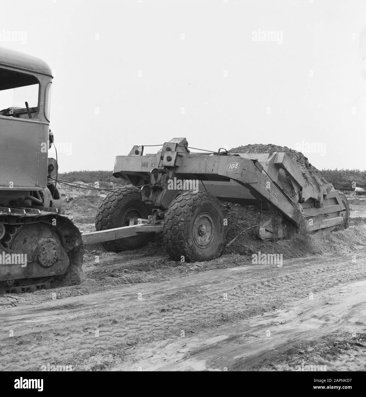 Exploitation minière, travail du sol, nivellement, grattoir de chargement, de Wilreit Date : juin 1958 lieu : de Wilreit mots clés : soufflage, nivellement, inclinaison, inclinaison, décapage de chargement inclinable, exploitation minière Banque D'Images
