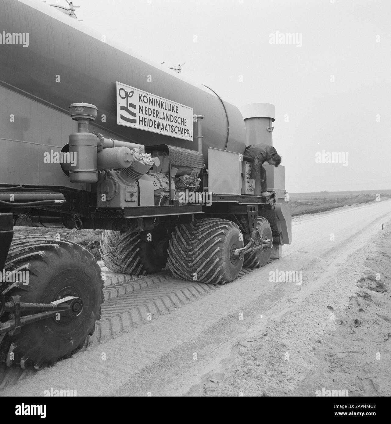 Exploitation minière, travail du sol, nivellement, balais, épandeurs de ciment, stabilisateurs de ciment au sol, véhicule lgw Date : 1968 mots clés : scones, épandeur de ciment, nivellement, nivellement du sol, stabilisation du ciment au sol, exploitation minière Nom personnel : véhicule LGW Banque D'Images