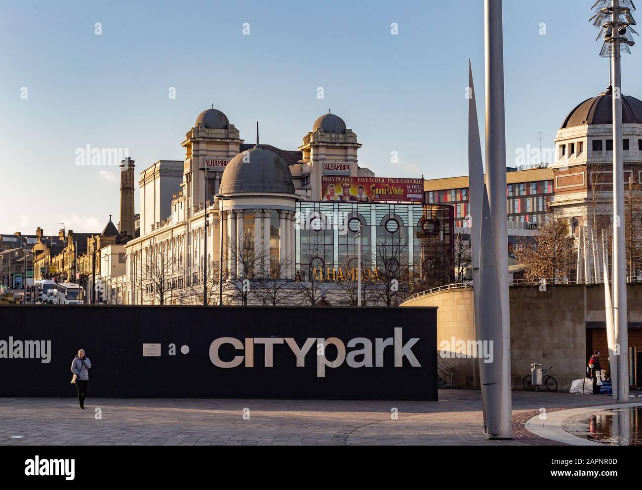 Bradford, Royaume-Uni - 15 JANVIER 2020 : Bradford City Park, Centenary Square avec Alhambra Theatre en arrière-plan, West Yorkshire Banque D'Images