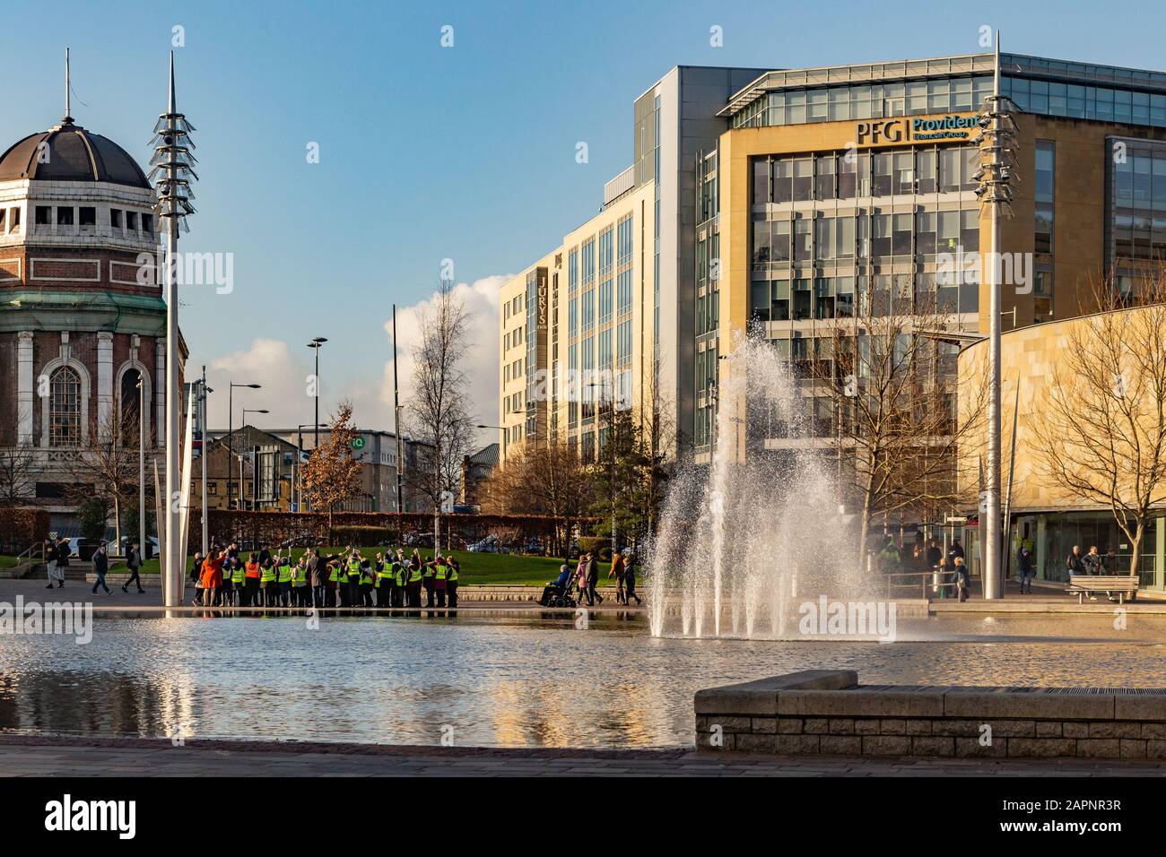 Bradford, Royaume-Uni - 15 JANVIER 2020 : Bradford City Park, Centenary Square avec Alhambra Theatre en arrière-plan, West Yorkshire Banque D'Images