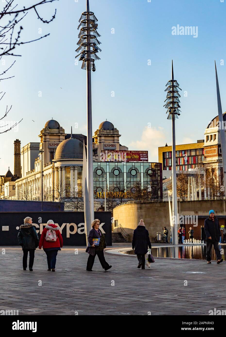Bradford, Royaume-Uni - 15 JANVIER 2020 : Bradford City Park, Centenary Square avec Alhambra Theatre en arrière-plan, West Yorkshire Banque D'Images