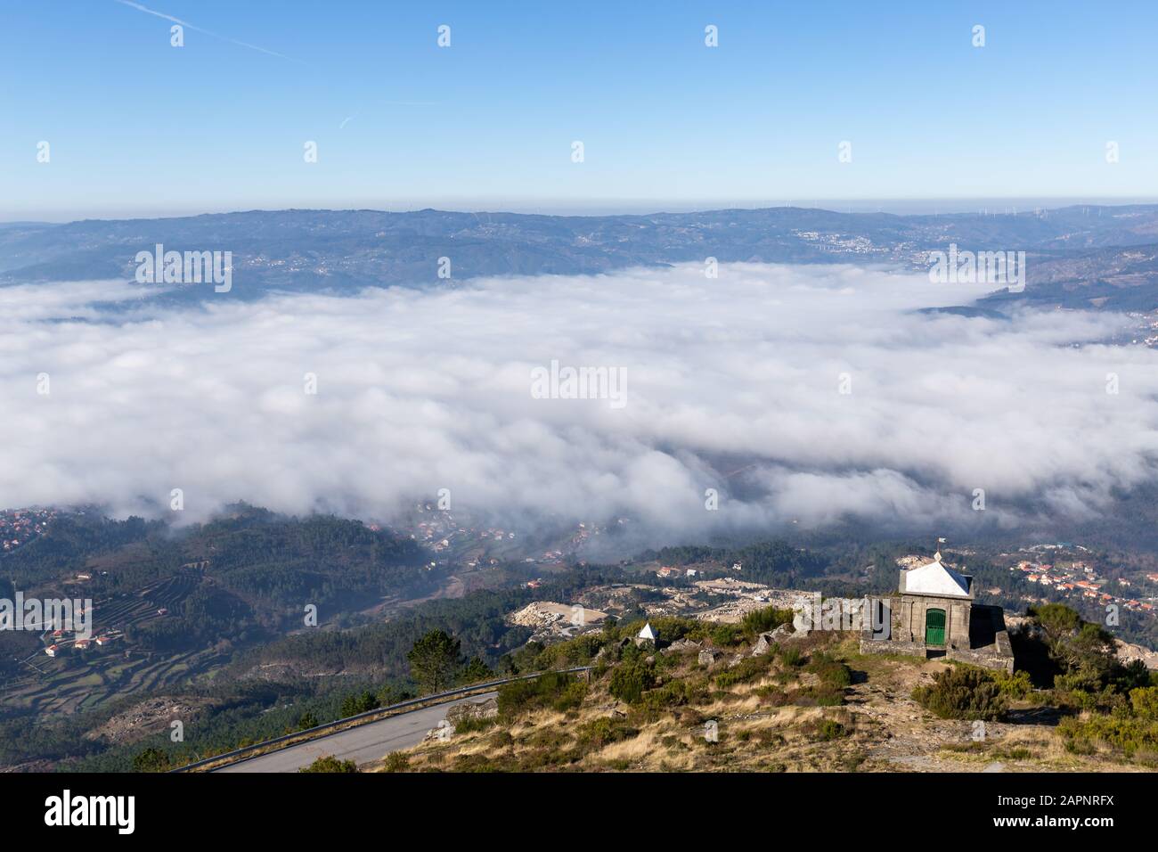 Vue depuis le sommet de l'église Senhora da Graca avec Mondim de Basto recouvert de brouillard/de nuages bas Banque D'Images