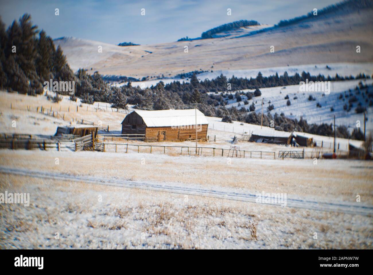 Une ancienne grange en bois et des bâtiments d'une ancienne propriété pionnière, au-dessus de Grid Creek, sur le Boomer Ranch. Grid Creek est Un Affluent de Flint Creek et est Banque D'Images
