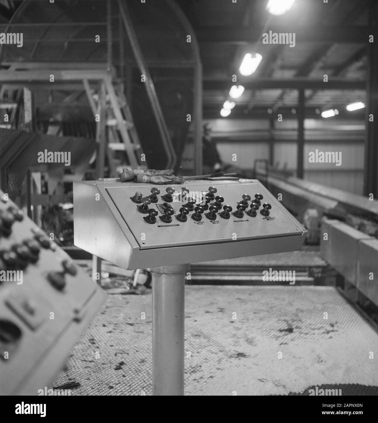 Machines, outils, travail du bois, panneaux de commande, boutons Date : non daté mots clés : panneaux de commande, travail du bois, boutons, machines, outils Banque D'Images