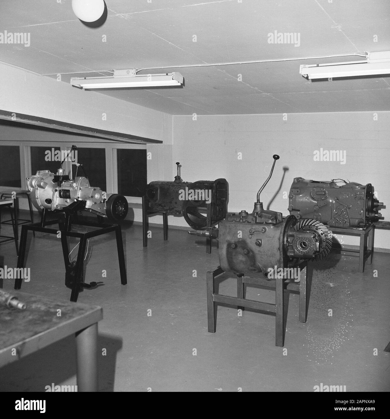 Bâtiments, intérieur, salles pratiques, machines Date : non daté mots clés : bâtiments, intérieur, machines, salles de classe Banque D'Images