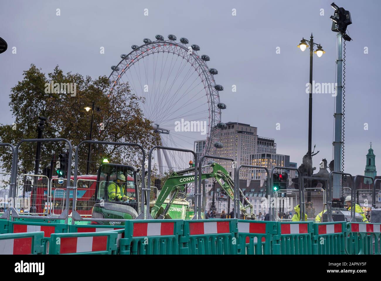 Vue en soirée du célèbre monument The London Eye (roue d'observation en porte-à-faux), vue sur les routes du Westminster Bridge, Londres, Royaume-Uni. Banque D'Images