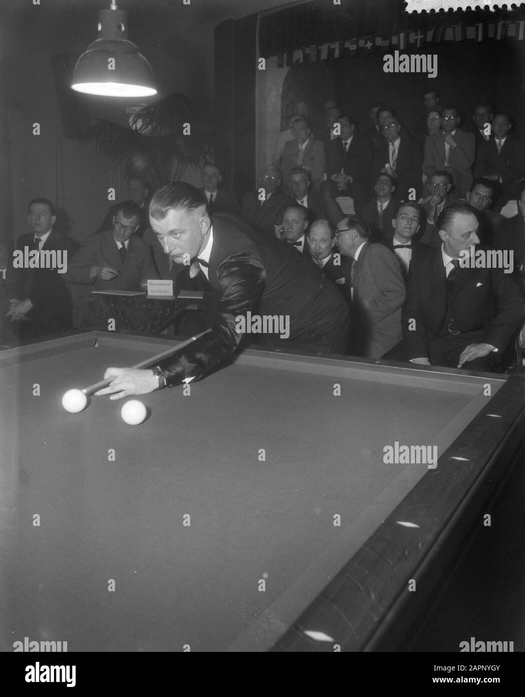 Championnat européen de billard trois pneus à Hilversum Hollandais titulaire du titre Popeyus en action Date: 11 mars 1959 Banque D'Images