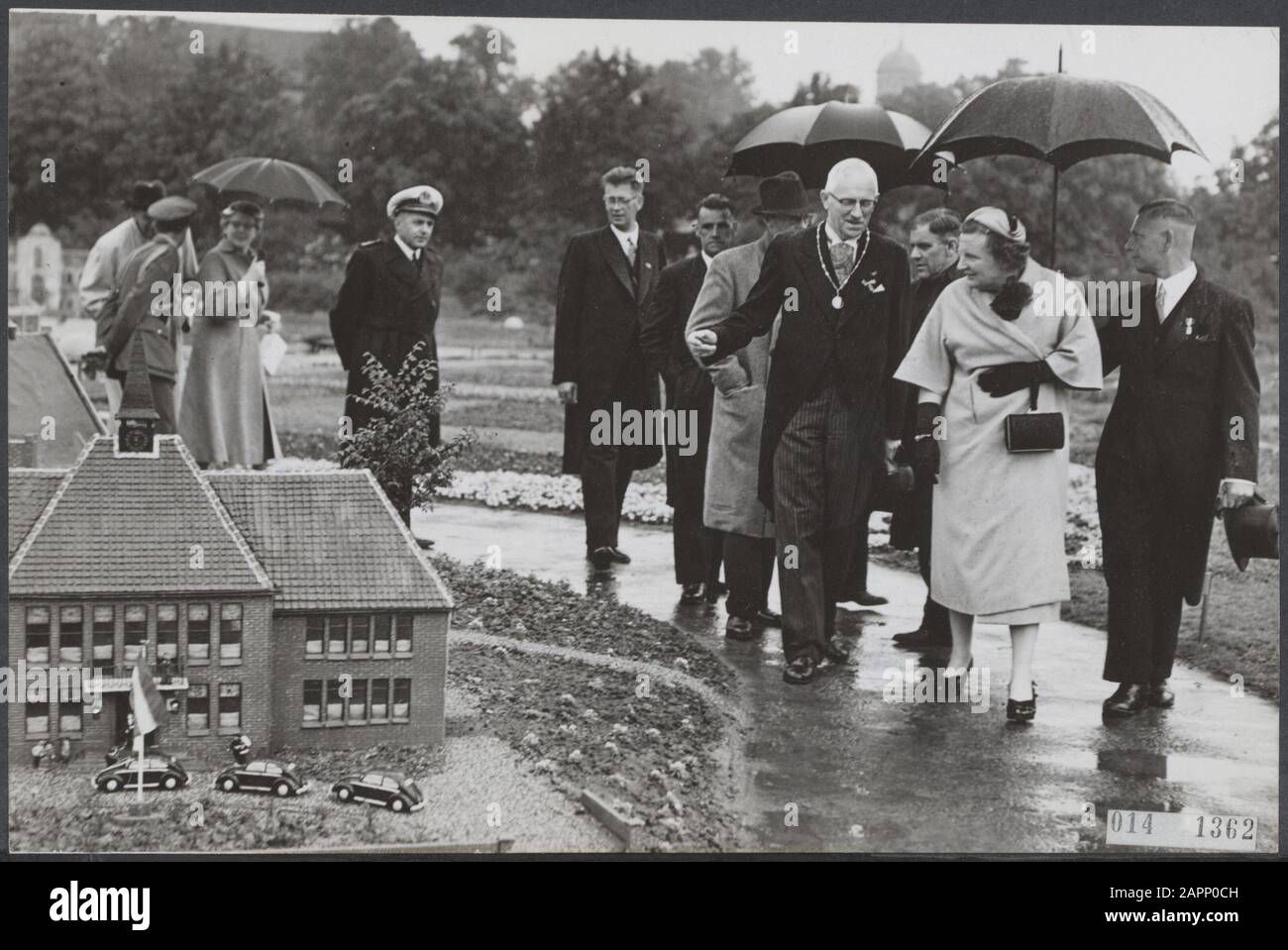 Maison royale, reines, visites, modèles réduits, pluie, Juliana, Reine Date: 25 juin 1954 lieu: Middelburg, Zeeland mots clés: Visites, reines, maison royale, pluie, modèles réduits Nom De La Personne: Juliana, Queen Nom de l'institution: Miniature Walcheren Banque D'Images