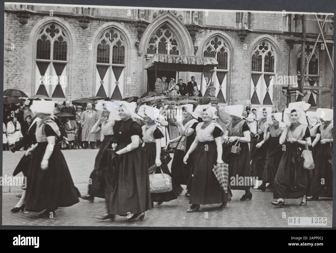 Maison royale, reines, princes, visites, mairie, défiles, costume, folklore, Bernhard, prince, Juliana, Queen, Market Date: 25 juin 1954 lieu: Middelburg, Zélande mots clés: Visites, défiles, folklore, costume, reines, maison royale, princes, mairie Nom personnel: Bernhard, prince, Juliana, Queen, Market Banque D'Images