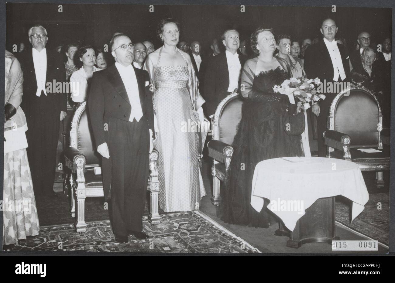 P Date: 9 juillet 1956 lieu: Amsterdam, Noord-Holland mots clés: Visites, concerts, commémorations, maison royale Nom personnel: CLAS J.m.l., Juliana, Queen, Repelaer V. Driel W.A. Nom De L'Institution: Concertgebouw, Holland Festival Banque D'Images