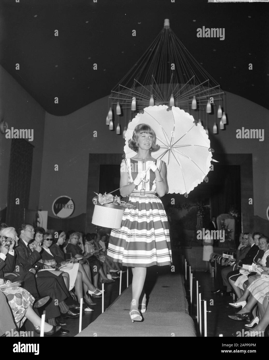 Fleuropiade 1963 s'est tenue à Utrecht. Robe De Mariage Date : 5 Juin 1963 Lieu : Utrecht Banque D'Images