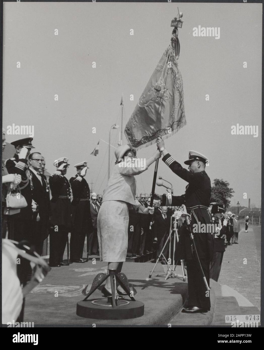 Royal House, reines, marine, officiers, banderoles, Jong P.J.s.d., Juliana, Queen, Woldering C.E. Date : 14 juillet 1964 lieu : den Helder mots clés : Queens, maison royale, marine, officiers, bannières Nom personnel : Young P.J.s. d., Juliana, Queen, Woldering C.E. Nom De L'Établissement : Service Sous-Marin Banque D'Images