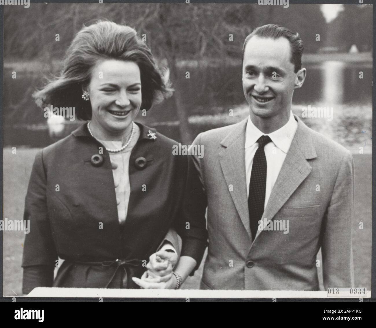 Série 018-0934 t/m 018-0936 premiers portraits Irene et Carel-Hugo après leur engagement Date: 9 février 1964 lieu: Soestdijk, Utrecht mots clés: Maison royale, portraits, princes, princesses, engagements Nom personnel: Carlos Hugo, prince, Irene, princesse Banque D'Images