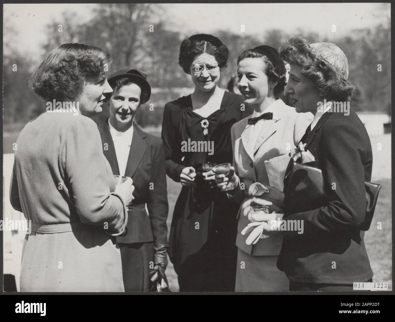 Maison royale, reines, reçus, conversations, radios, journalistes, Juliana, Queen, Utrecht Date : 24 avril 1951 lieu : Soestdijk, Utrecht mots clés : conversations, journalistes, reines, maison royale, reçus, radio Nom personnel : Juliana, Reine Banque D'Images