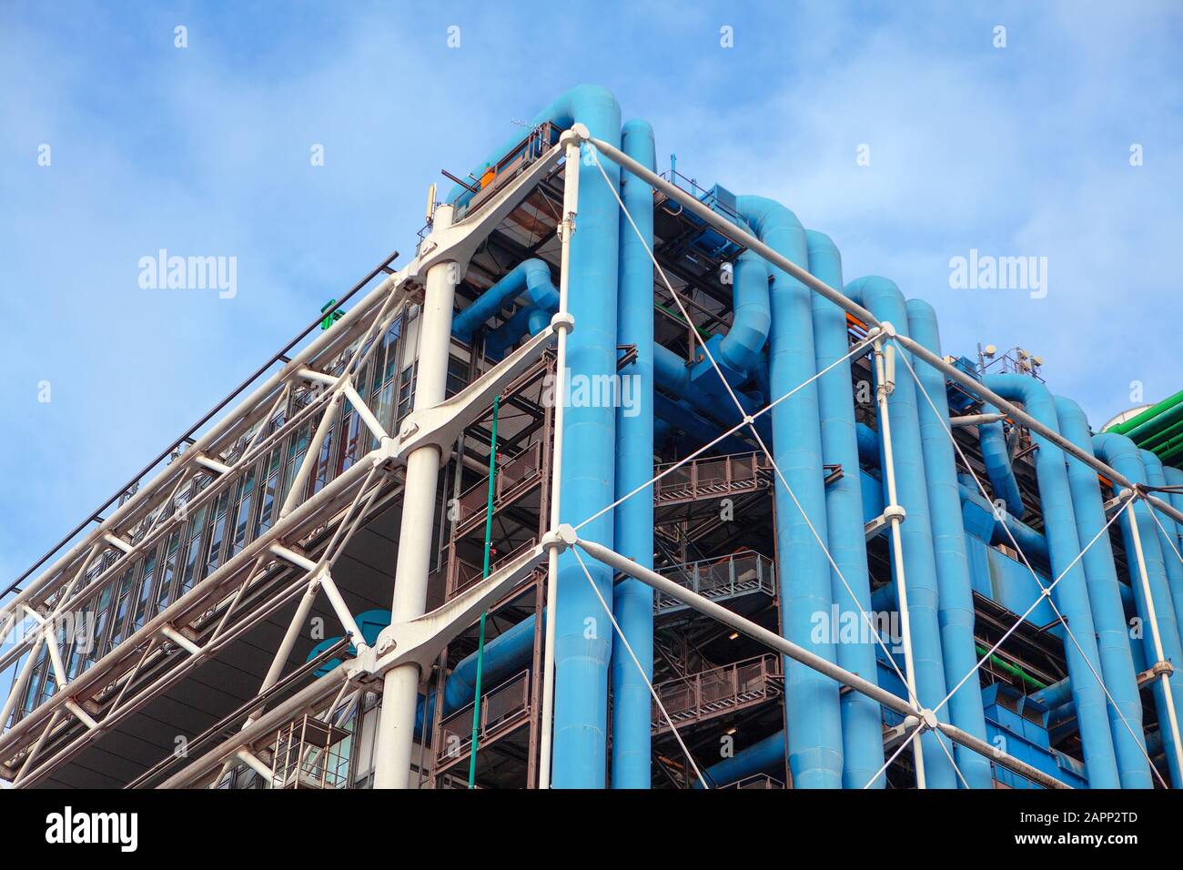 Communications extérieures et tuyaux de ventilation de bâtiment moderne Banque D'Images