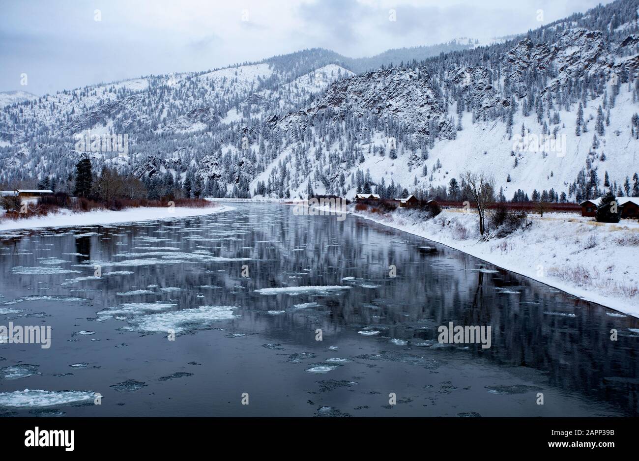 La rivière Clark Fork lors d'une journée froide d'hiver, au-dessous du confluent Flathead, au sud du Paradis, Montana. Banque D'Images