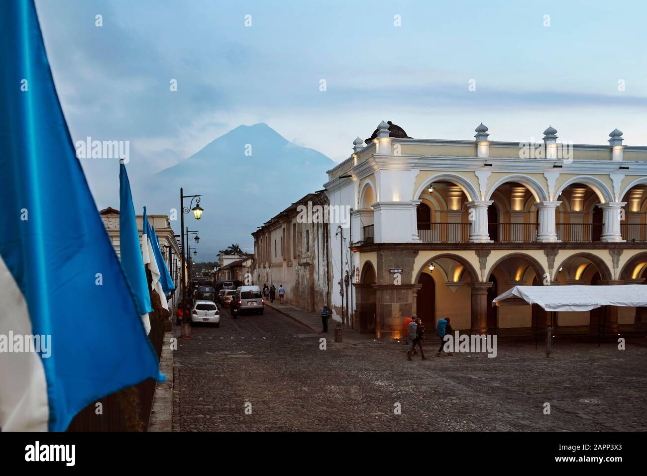 Scène de rue de l'Avenida sur avec Volcan de Agua en arrière-plan. Backpackers Traversant Plaza Mayor (Parque Central), Antigua, Guatemala Banque D'Images