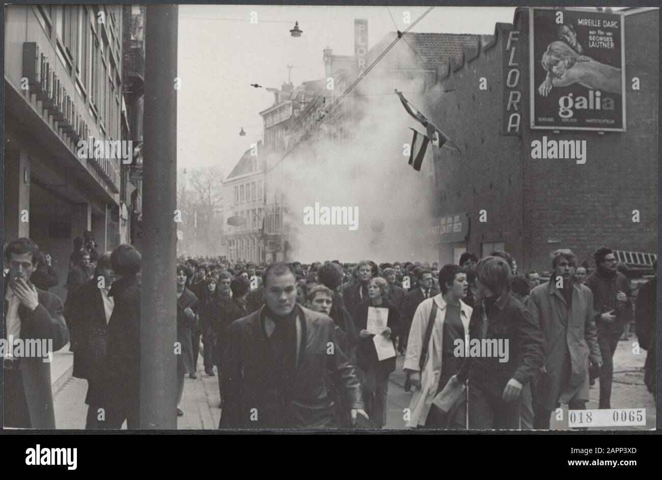 Rookbom dans la Amstelstraat Date: 10 mars 1966 lieu: Amsterdam, Noord-Holland mots clés: Mariages, jeunes, maison royale, émeutes Nom personnel: Amstelstraat, Beatrix, princesse Banque D'Images