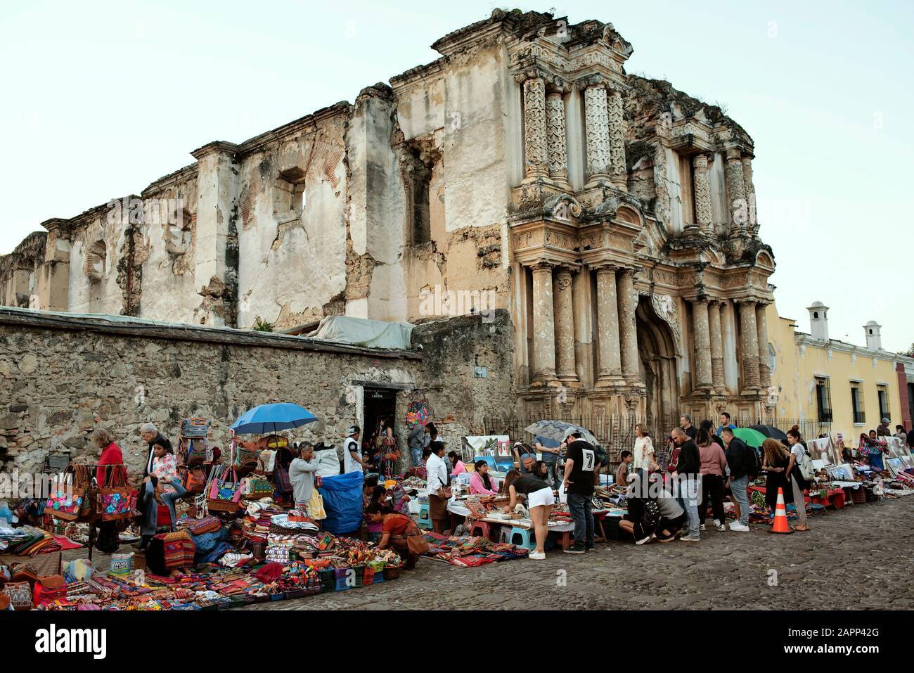 Vendeurs locaux guatémaltèques vendant de l'artisanat local. Iglesia Del Carmen, Antigua, Guatemala. Janvier 2019 Banque D'Images