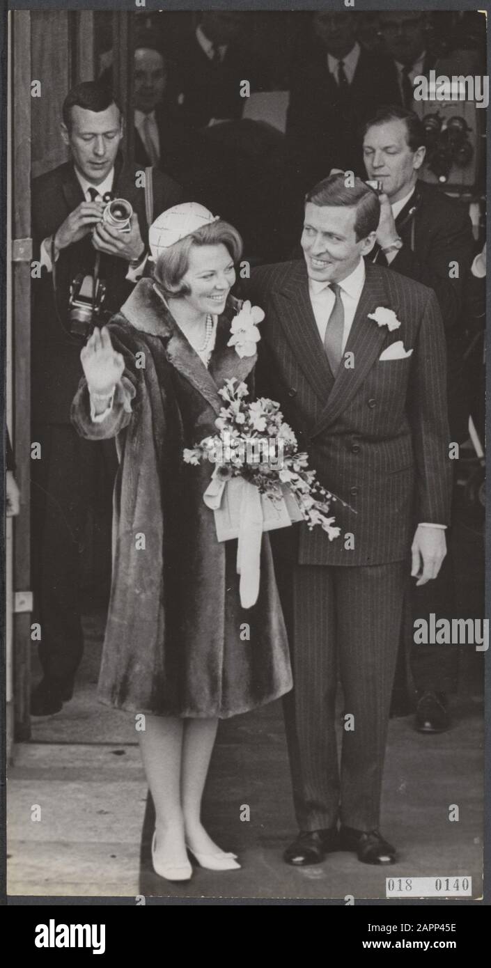 Maison royale, princesses, mariages, mairie, photographes, Beatrix, princesse, Claus, prince Date : 17 février 1966 lieu : Baarn mots clés : mariages, photographes, maison royale, princes, princesses, mairie Nom personnel : Beatrix, princesse, Claus, prince Banque D'Images