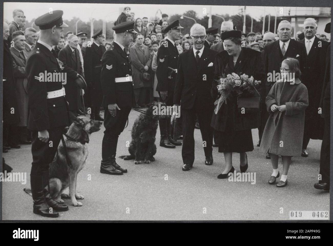 Maison royale, princesses, reines, manifestations, chiens, police, Christina, princesse, Juliana, Reine, Laman Trip A.D., police néerlandaise Dog-Association Date : 5 octobre 1957 lieu : Hilversum mots clés : manifestations, chiens, reines, maison royale, police, princesses Nom personnel : Christina, princesse, Juliana, Reine, Laman Trip A.D., police néerlandaise-Dog Association Banque D'Images