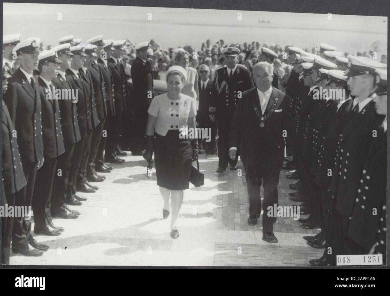 Maison royale, princesses, visites, expédition, éducation, maires, Margriet, princesse, Okkinga J., Willem Barentz École Maritime Supérieure Date : 19 août 1966 lieu : Frise, Terschelling mots clés : visites, maires, maison royale, éducation, princesses, expédition Nom personnel : Margriet, princesse, Okkinga J., Willem Barentz École Maritime Supérieure Banque D'Images