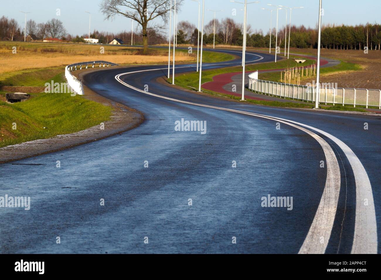 Nouveaux chemins de surface, d'éclairage et de vélo. Une route locale nouvellement construite. Banque D'Images