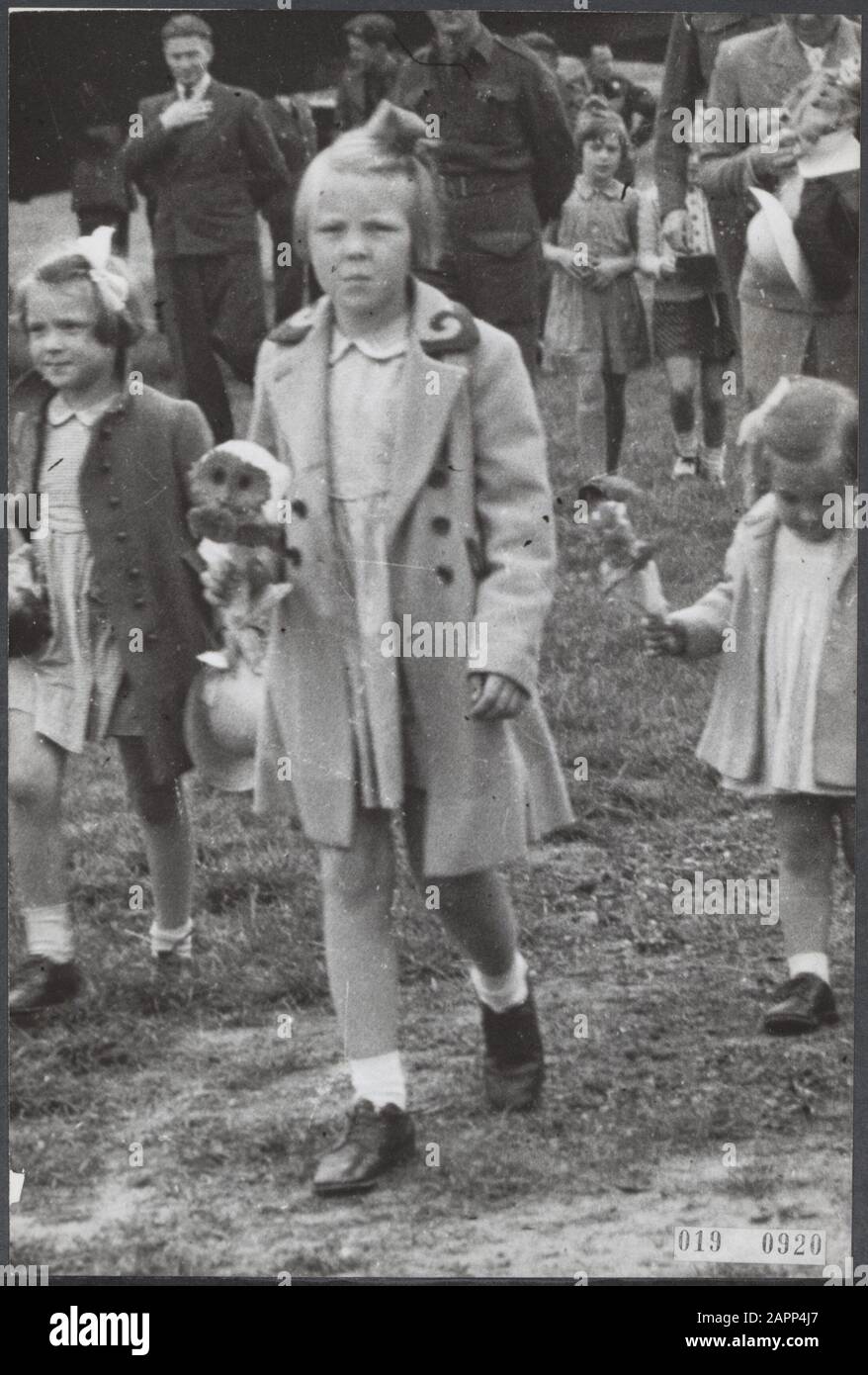 La famille princière est revenue aux Pays-Bas après cinq ans d'exil. Princess Beatrix et Princess Margriet à l'aéroport de Teuge Date : 2 août 1945 lieu : Gueldre, Teuge mots clés : Maison royale, princesses, seconde guerre mondiale, aérodrome Nom personnel : Beatrix, princesse, Margriet, princesse Banque D'Images