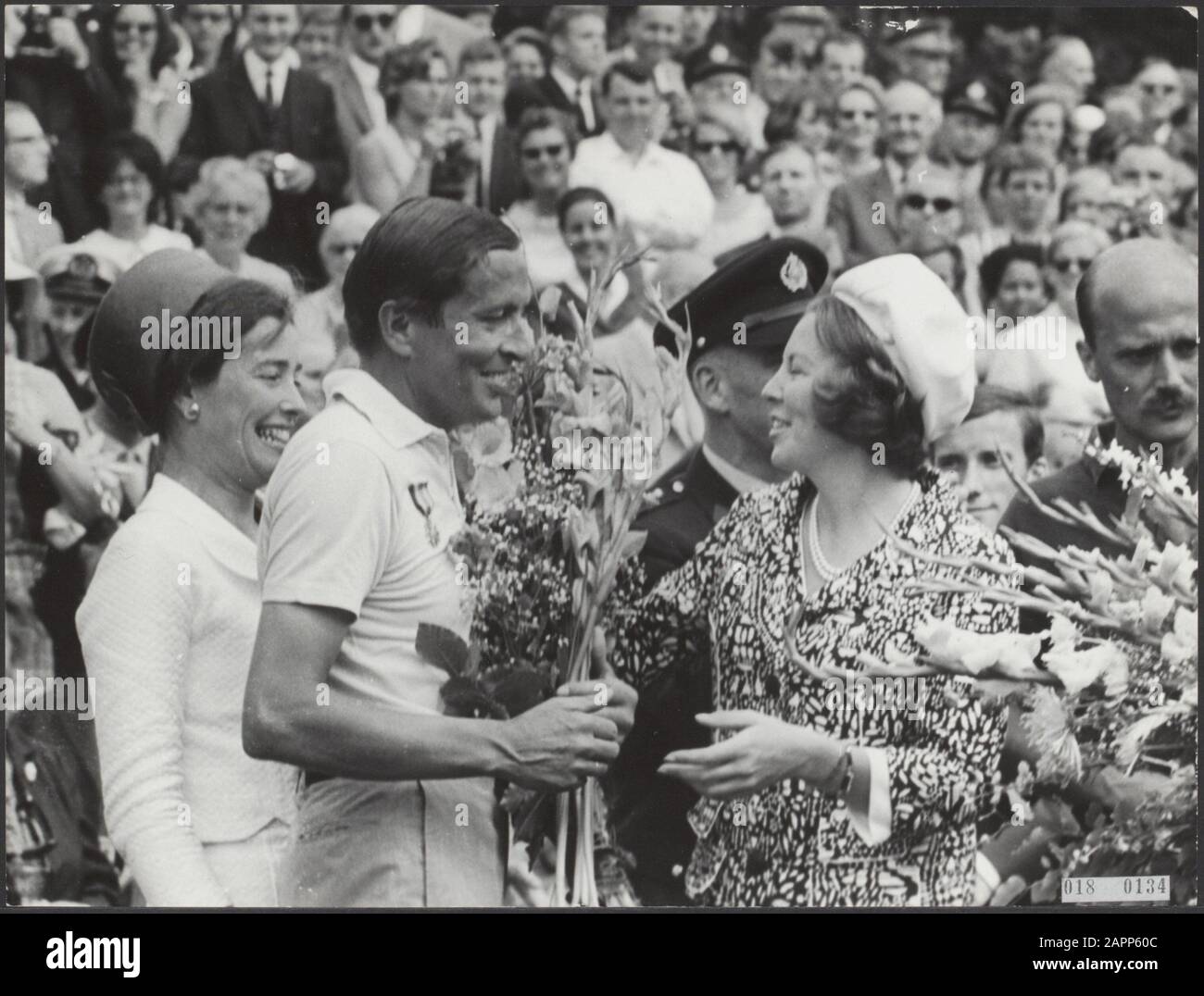 Série 018-0134 t/m/ 018-0135 fin Claus à la fin Des Quatre Jours Date: 27 juillet 1967 lieu: Nimègue mots clés: Maison royale, récompenses, princesses, princesses, randonnée Nom personnel: Beatrix, princesse, Claus, prince Banque D'Images