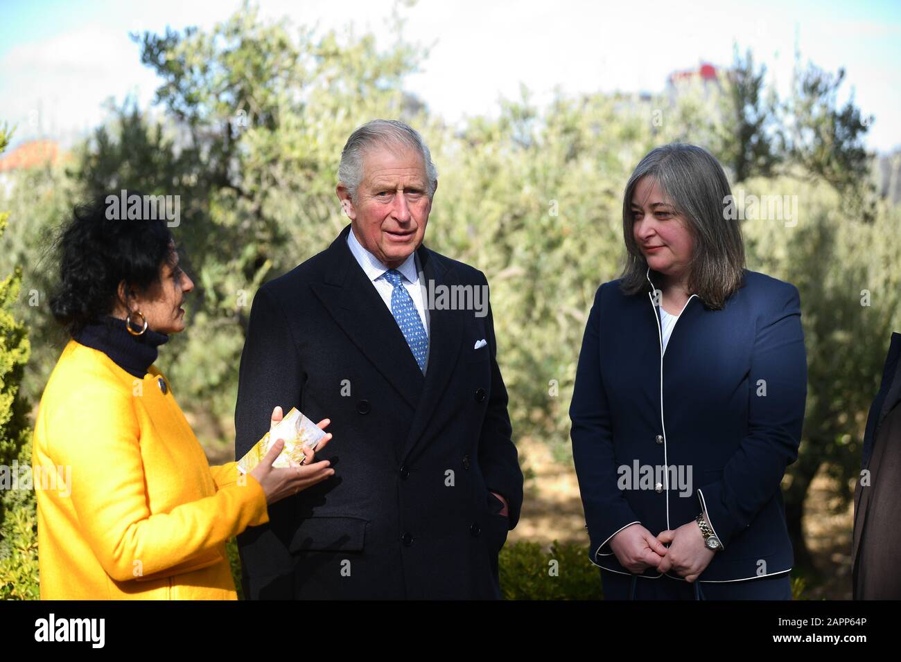 Le prince de Galles lors d'une visite à une oliveraie traditionnelle et à un verger de fruits dans un couvent historique de Bethléem le deuxième jour de son voyage en Israël et dans les territoires palestiniens occupés. Banque D'Images