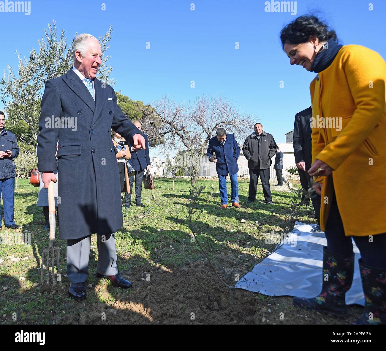 Le prince de Galles participe à une cérémonie de plantation lors d'une visite en Israël et dans les territoires palestiniens occupés dans un couvent historique de Bethléem, dans une oliveraie traditionnelle et un verger de fruits. Banque D'Images