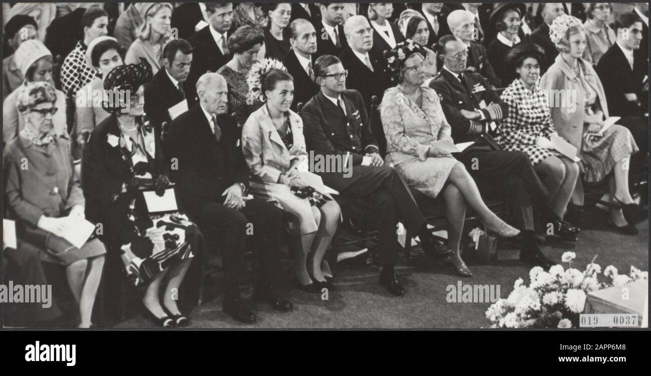 Baptême du prince Maurits dans la Grote Kerk à Apeldoorn. Attention au révérend. Princesse Armgard, Mme Van Vollenhoven-De Lange, P. Van Vollenhoven, Princesse Margriet, M. Pieter Van Vollenhoven, Reine Juliana, Prince Bernhard, Princesse Christina, Princesse Hérédévitaire Anastasia Zu Löwenstein Wertheim-Rosenberg, Prince Hérécataire Ys Konstantin Zu Löwenstein Wertheim-Rosenberg Date : 19 Septembre 1968 Naissance : Berkhof H., Bernhard (prince Pays-Bas), Juliana (Reine Pays-Bas), Margriet, princesse, Maur Banque D'Images