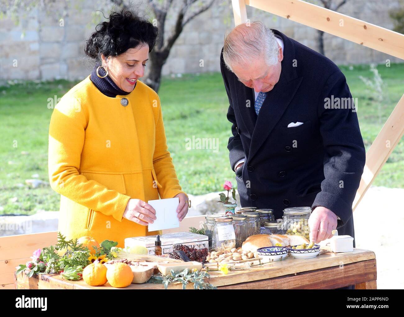 Le prince de Galles lors d'une visite à une oliveraie traditionnelle et à un verger de fruits dans un couvent historique de Bethléem le deuxième jour de son voyage en Israël et dans les territoires palestiniens occupés. Banque D'Images