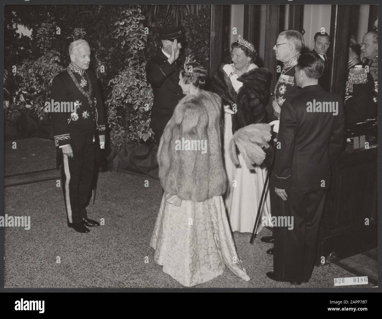 Série 020-0131 t/m 020-0189: Visite d'État du roi suédois aux Pays-Bas 25-4 t/m 27-4-1955 Date: Avril 1955 lieu: Amsterdam, Noord-Holland mots clés: Maires, roi, rois, maison royale, princes, théâtres, visites d'État Nom personnel: Bernhard, prince, d'Ailly, Gustav King of Sweden, Juliana, Queen, Louise Zöberte institution Banque D'Images