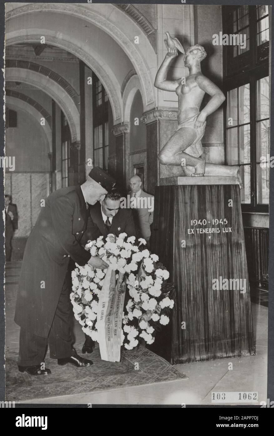 Réception officielle du ministre israélien des Affaires de développement, M. Dov Joseph, par le conseil d'administration de l'Association pour le commerce des valeurs mobilières d'Amsterdam. Dans la salle d'exposition, le ministre place une couronne au monument des morts 1940-1945 Date: 25 octobre 1954 lieu: Amsterdam, Noord-Holland mots clés: Couronnes, ministres, deuxième Guerre mondiale Nom personnel: Joseph Dov Banque D'Images