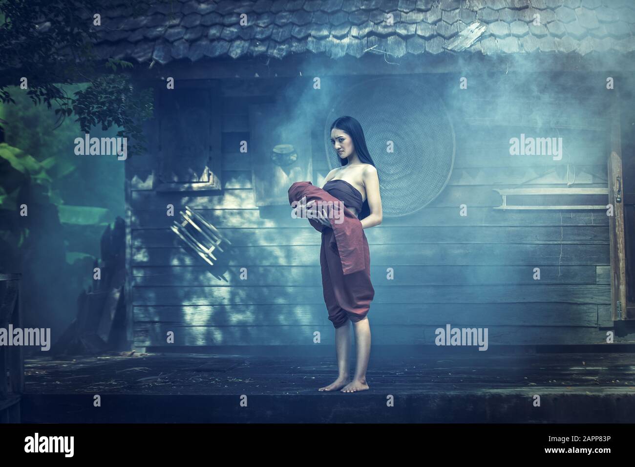 Légende De Mae Nak Phra Khanong. Le concept de fantôme thaïlandais, la scène d'horreur de la femme effrayante avec son bébé fantôme Banque D'Images