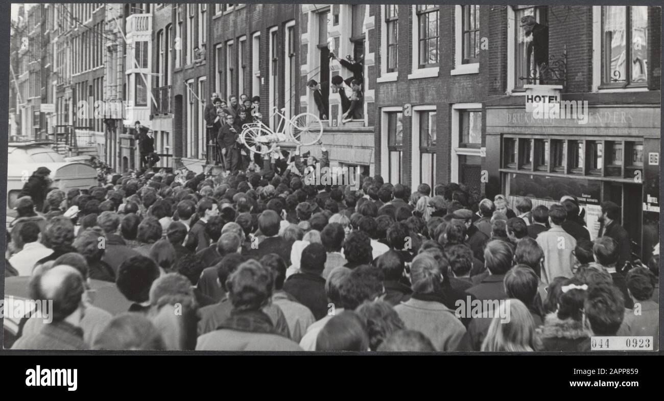 Provocations blanches Date: 19 mars 1966 lieu: Amsterdam, Noord-Holland mots clés: Bicyclettes, police, émeutes Banque D'Images